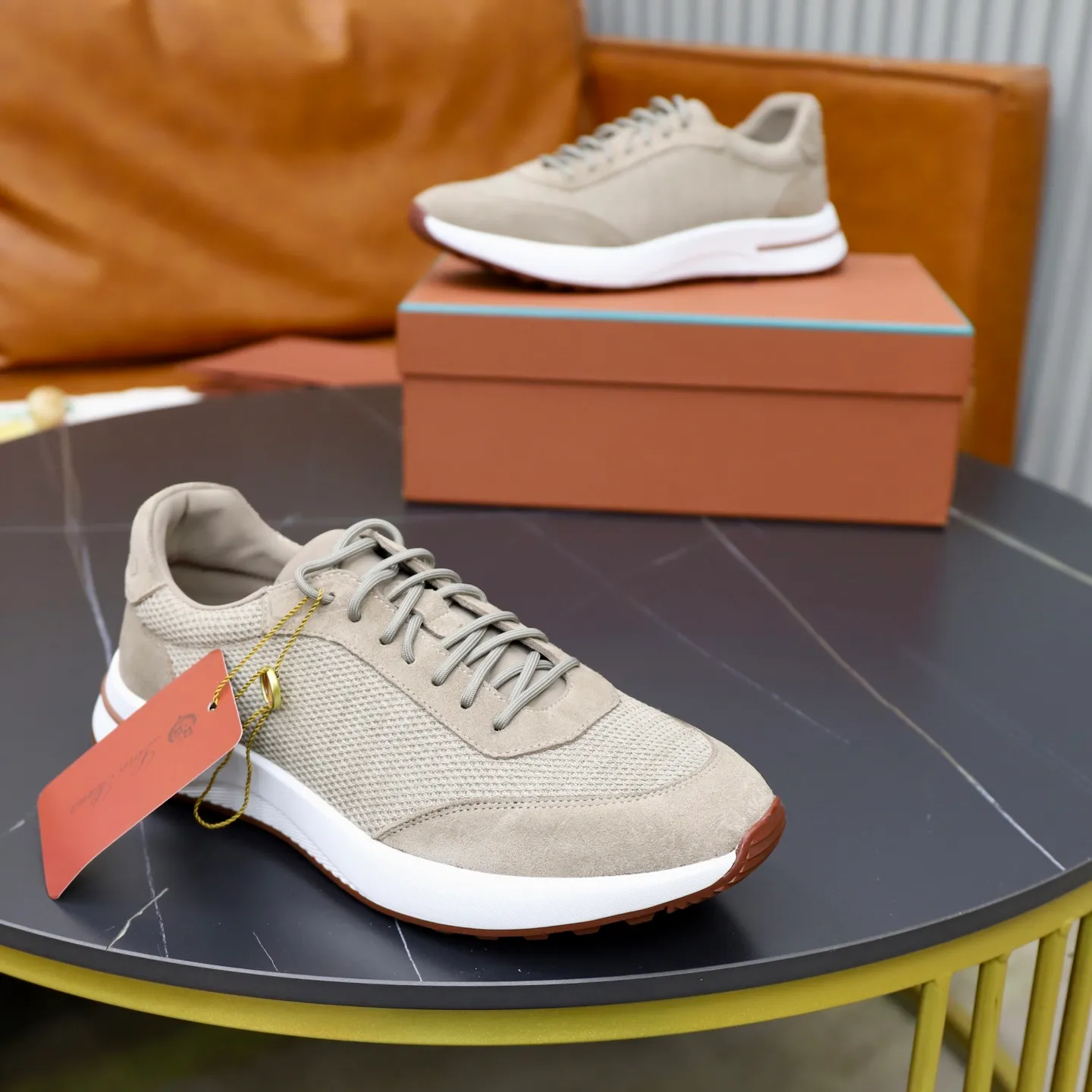 Ex-factory price: 560💰Loro Piana Tennis Walk men’s moral training sneakers! These new textured leather tennis shoes feature an ultra-low-top design for year-round wear and are water-resistant. The wrapped sole creates an effortlessly attractive color combination that harmoniously blends functionality with understated style. The ideal footwear option for urban dressing. The heel is decorated with a soft calfskin tongue with Kummel color inserts and an embossed LP logo. Cotton shoelaces. Material: Upper: Gray woven stitching with cowhide accents! Sole: Rubber lining: Cow leather original rubber sole, excellent foot comfort, complete package! Size: 38-39-40-41-42-43-44 leather shoe size (4546 can be customized)